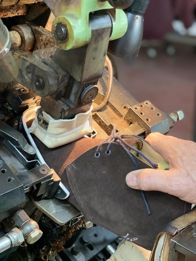 Montaggio tomaia scarpa artigianale da uomo Cardinale