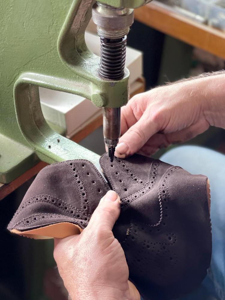 Orlatura di una scarpa artigianale Cardinale da Uomo