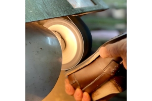 Dettaglio del tacco di una scarpa artigianale da uomo Cardinale